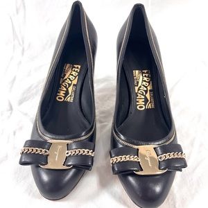 SALVATORE FERRAGAMO Carla 70 Vara Bow Pump Black Leather Chain Link Size 5 US